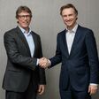 Matthias Rebellius, Mitglied des Vorstands der Siemens AG (links) und CEO von Smart Infrastructure; Dolf van den Brink, CEO und Vorstandsvorsitzender von Heineken (rechts).