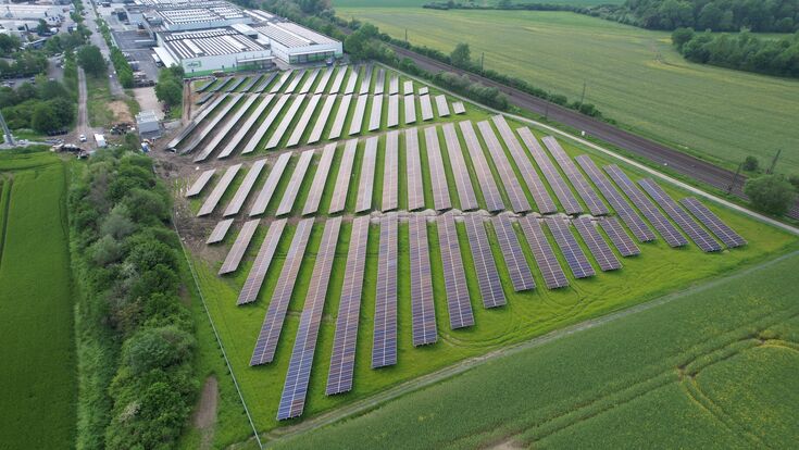 Photovoltaik Anlage aus rund 6 000 einzelnen bifazialen Solarmodulen bei Reflex Winkelmann