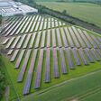 Photovoltaik Anlage aus rund 6 000 einzelnen bifazialen Solarmodulen bei Reflex Winkelmann