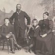 Foto der Gründerfamilie: Albert Gebert mit seiner Frau Josefina und den beiden Söhnen Albert Emil (links) und Leo (rechts), kurz nach 1892.