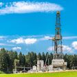 fracking, fracking-anlage, fracking-turm, geothermie, hydraulic fracturing, hydrofracking, bohrturm, bohrung, energiegewinnung, energiequelle, energieversorgung, energie, alternative energie, alternative energiequelle, erdbohrung, erdwärme, wasserbohrung, erneuerbare energien, regenerative energien, wassergewinnung, heißwassergewinnung, icking, wolfratshausen, bayern, attenhausen, höhenrain, erdöl, erdgas, öl, gas, ölbohrung, gasbohrung, energiepolitik, energiewende, energiemarkt, energiekrise, ölkrise, umwelt, umweltbelastung, umweltverschmutzung, fracking-boom, ökologie, wald, bäume, land, landschaft, weide, graslandschaft