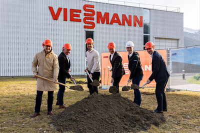 Vize-Bürgermeister von Wattens Martin Krämer, Viessmann Österreich Geschäftsführer Peter Huber, Viessmann Group Kai Efing, Viessmann Verkaufsleiter Mitte/West Dietmar Janicki, Goldbeck Rhomberg Geschäftsstellenleiter Tirol Thomas Thaler, Wirtschaftskammer Spartenobmann Franz Jirka (v.l.n.r.)