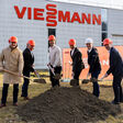 Vize-Bürgermeister von Wattens Martin Krämer, Viessmann Österreich Geschäftsführer Peter Huber, Viessmann Group Kai Efing, Viessmann Verkaufsleiter Mitte/West Dietmar Janicki, Goldbeck Rhomberg Geschäftsstellenleiter Tirol Thomas Thaler, Wirtschaftskammer Spartenobmann Franz Jirka (v.l.n.r.)