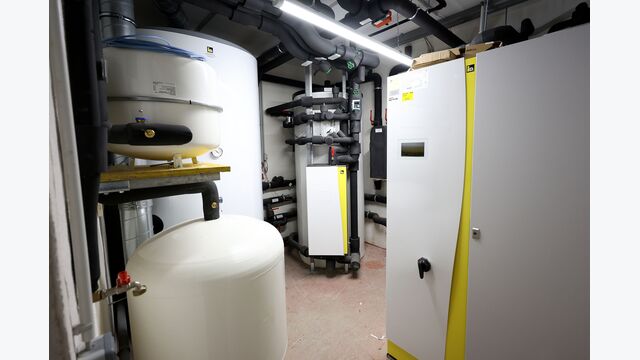 Im Keller des Hauses befindet sich die Hochtemperatur-Wärmepumpe, die von Erdsonden im Garten mit Wärme versorgt wird.