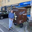 Oliver Riedel hat das Lastenfahrrad seines Unternehmens als Marketinginstrument aktiviert und macht sich damit verstärkt im Bezirk sichtbar.