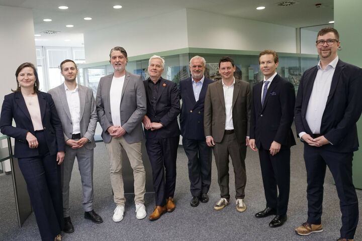 Sabine Oberhuber, Mitbegründerin von turntoo, Marcel Özer, Geschäftsführer EPEA Deutschland, René Habers, Georg Fischer Piping Systems, Thomas Rau, Gründer und Geschäftsführer RAU architects und turntoo, Peter Engert, Geschäftsführer ÖGNI, Paul Grassel, Geschäftsführer IG Immobilien, Markus Handler, CEO Handler Group und Werner Weingraber, Geschäftsführer Madaster (v.l.n.r.)