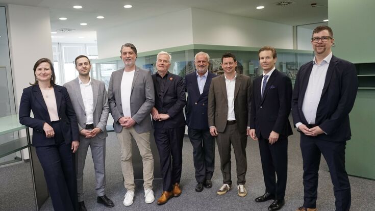 Sabine Oberhuber, Mitbegründerin von turntoo, Marcel Özer, Geschäftsführer EPEA Deutschland, René Habers, Georg Fischer Piping Systems, Thomas Rau, Gründer und Geschäftsführer RAU architects und turntoo, Peter Engert, Geschäftsführer ÖGNI, Paul Grassel, Geschäftsführer IG Immobilien, Markus Handler, CEO Handler Group und Werner Weingraber, Geschäftsführer Madaster (v.l.n.r.)