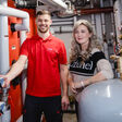 Hoval-Kundendiensttechniker Markus Fuchs und Leamwirt-Hotelinhaberin Bianca Fuchs bei der Inbetriebnahme des neuen Systems.