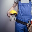 arbeitskleidung, arbeitssicherheit, arbeitssicherung, ausbildung, azubi, bau, bauarbeiter, baubranche, bauen, beruf, blaumann, dienstleistung, europäer, fachmann, freisteller, gelb, glücklich, halten, handwerk, handwerker, handwerkskammer, helm, industrie, installateur, jung, kopf, lachen, lehre, lehrling, leute, lächeln, mann, maurer, mensch, monteur, person, planung, portrait, renovieren, renovierung, schutzhelm, schutzkleidung, service, studioaufnahme, tragen, werkzeug, wirtschaft, zufrieden, zufriedenheit