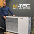 M-Tec CTO und Miteigentümer Peter Huemer mit der neuen Wärmepumpe ECO.