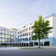 Die Michael-Ende-Grundschule mit angeschlossenem Hort macht ihrem besonderen Standort alle Ehre. Auf dem Gelände neben dem ehemaligen Filmparks Babelsberg empfängt sie Schüler*innen und Pädagog*innen mit fassadenfüllenden Motiven aus Michael Endes „Jim Knopf und Lukas der Lokomotivführer“ und „Die unendliche Geschichte“.