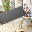 Die 90 Photovoltaikmodule sind matt und dunkel, um vor Blendungen zu schützen.