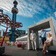 Stadtrat Peter Hanke, Christian Sapetschnig, Bezirksvorsteherin-Stellvertreter Alsergrund und Michaela Deutsch, Geschäftsbereichsleiterin Energiedienstleistungen Wien Energie bei den neuen Kühlmöbeln in Spittelau.