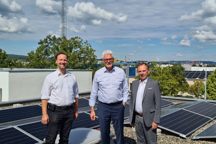 EEG-Mitglied Markus Fiala, Roland Kuras und Gerald Bischof, Bezirksvorsteher des 23. Wiener Gemeindebezirks, bei der Fertigstellung der PV-Anlage auf dem Dach von Power Solution