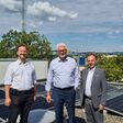 EEG-Mitglied Markus Fiala, Roland Kuras und Gerald Bischof, Bezirksvorsteher des 23. Wiener Gemeindebezirks, bei der Fertigstellung der PV-Anlage auf dem Dach von Power Solution