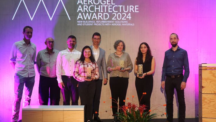 Thomas Bergmann, Samuel Brunner vom Organisationsteam Empa, Michal Ganobjak, Organisator und Sekretär AAA, Lucia Boyerman, wissenschaftliche Assistentin Empa, Volker Herzog, Jury-Mitglied, Herzog Architektur, Annette Fest, Zweiter Platz, Bodensteiner Fest Architekten, Chaima Mansour, wissenschaftliche Assistentin Empa und Jannis Wernery vom Organisationsteam Empa bei der Verleihung der Aerogel Architecture Awards 2024.