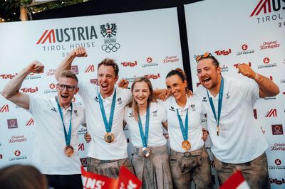 Österreichs Olympioniken 2024: Jakob Schubert (Bronze für Klettern-Kombi), Lukas Mähr (Gold für Segeln), Jessica Pilz (Bronze für Klettern-Kombi), Lara Vadlau (Gold für Segeln) und Valentin Bontus (Bronze für Kitesurfen) (v.l.n.r.)
