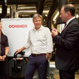 Im Gespräch mit Robert Habeck (mittig rechts) erklärt Ochsner-Geschäftsführer Marco Schäfer (rechts außen) die Besonderheiten der Großwärmepumpen bei Ikea, die Abwasser als Wärmequelle nutzen.