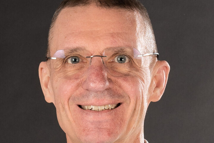 Fachautor Martin Taschl leitet das Forum Wasserhygiene als Generalsekretär. Seit 2005 begleitet er die Normenarbeit in den Gremien von Austrian Standards, CEN & ISO. Martin Taschl ist hauptberuflich Schulungsleiter bei WimTec Sanitärprodukte.