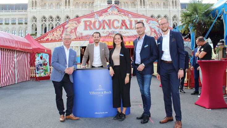 Wilhelm Rainer, Vertriebsaußendienst, Tobias Dürschinger, verantwortlich für Großhandel, Sophie Küster, Marketing bei V&B in Mettlach, Christian Gansch, Vertriebsaußendienst und Michael Teso, betreut den Objektbereich (v.l.n.r.) hießen die Gäste willkommen.