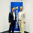Thorsten Hartl (links) wird von Kurt Kerschbaummair bei Ziehl-Abegg in Österreich willkommen geheißen.