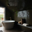 Die freistehende Badewanne der Serie White Tulip von Philippe Starck verleiht dem Bad eine luxuriöse Anmutung.