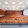 Hörsaal D (Kokoschka Saal) im Philosophenturm.