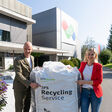Roland Hebbel und Ute Steinbacher, Steinbacher-Geschäftsführung mit einem EPS-Sammelsack.