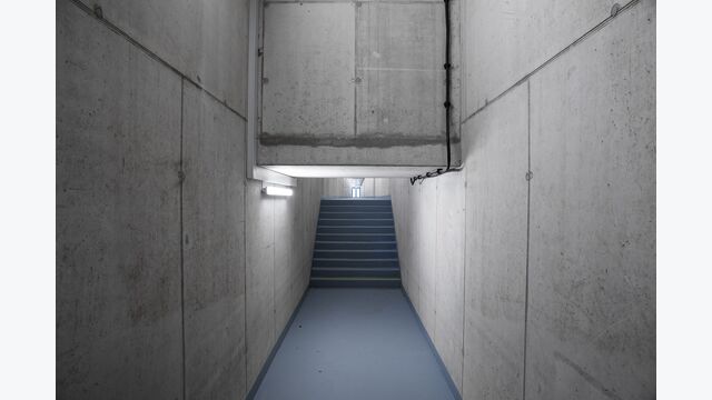 Über den unterirdischen Fluchtkollektor gelangen die Flüchtenden ins Freie.