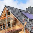 haus, hausdach, einfamilienhaus, dachgiebel, giebel, gerüst, sanierung, dämmung, wärmedämmung, holz, holzverkleidung, solarthermie, sonnenenergie, solare, wärme, schornstein, dachziegel, schwarze, schwarzes, dachdeckung, energetische, sanieren, holzlatten, holzplanken, holzfassade, fassade, bau, baustelle, energie, vakuumröhrenkollektor, sonnenkollektor, erneuerbare, röhrenkollektor, dach, kollektor, warmwasser, dachkollektor, heizung, solar, solaranlage, solarenergie, solarwärme, saniert, bedachung, ziegel, dachpfanne, dacheindeckung, wärmeenergie, flachkollektor, gebäudeheizung