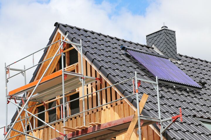 haus, hausdach, einfamilienhaus, dachgiebel, giebel, gerüst, sanierung, dämmung, wärmedämmung, holz, holzverkleidung, solarthermie, sonnenenergie, solare, wärme, schornstein, dachziegel, schwarze, schwarzes, dachdeckung, energetische, sanieren, holzlatten, holzplanken, holzfassade, fassade, bau, baustelle, energie, vakuumröhrenkollektor, sonnenkollektor, erneuerbare, röhrenkollektor, dach, kollektor, warmwasser, dachkollektor, heizung, solar, solaranlage, solarenergie, solarwärme, saniert, bedachung, ziegel, dachpfanne, dacheindeckung, wärmeenergie, flachkollektor, gebäudeheizung