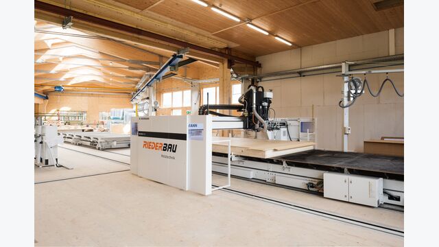 Riederbau fertigt Holzelemente in eigener Produktion vor.