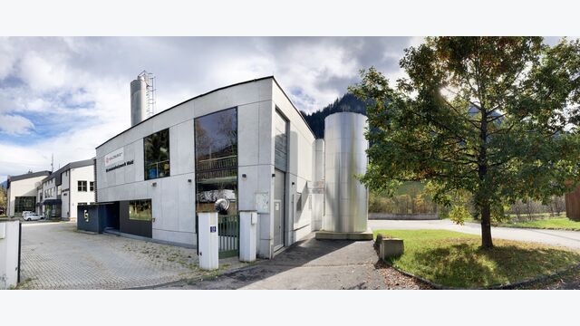 Im Heizwerk Wald im Pinzgau nutzt die Salzburg AG das Kühlwasser des nebenan gelegenen Wasserkraftwerks für die Wärmebereitstellung.