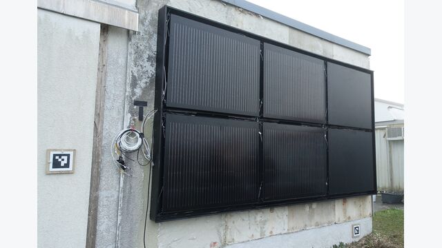 Demonstrations-Installation von sechs Fassaden-Photovoltaikelementen am Standort des Fraunhofer IBP. Die 1 mal 1,2 Meter großen PV-Elemente lassen sich beliebig erweitern, bei Bedarf farbig gestalten und sind schnell installiert.