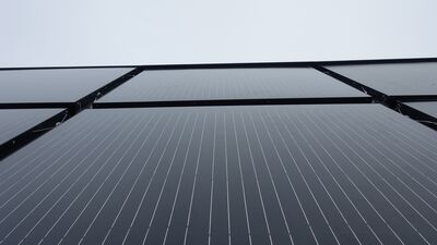 Nahaufnahme der installierten Photovoltaikelemente. Sie ersetzen die Wärmedämmung einer Fassade.