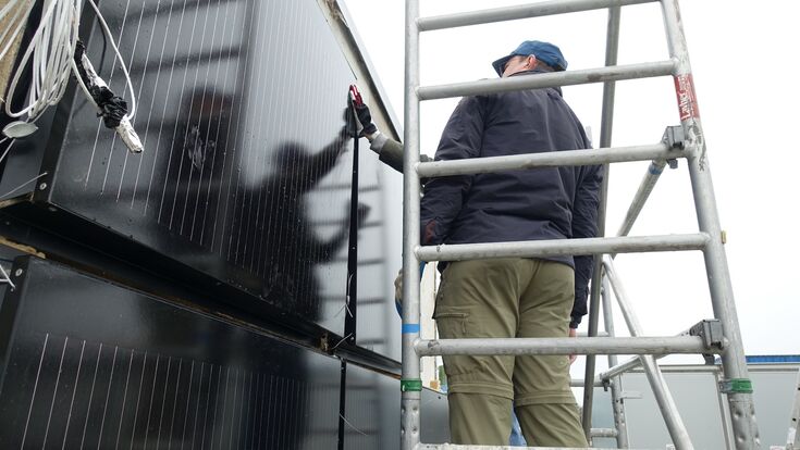 Installation der PV-Elemente. Das Forschungsteam entwickelte eine Variante mit einem Dämmmaterial aus Hanffasern und einmal mit einem Dämmmaterial aus Pilzwerkstoff.