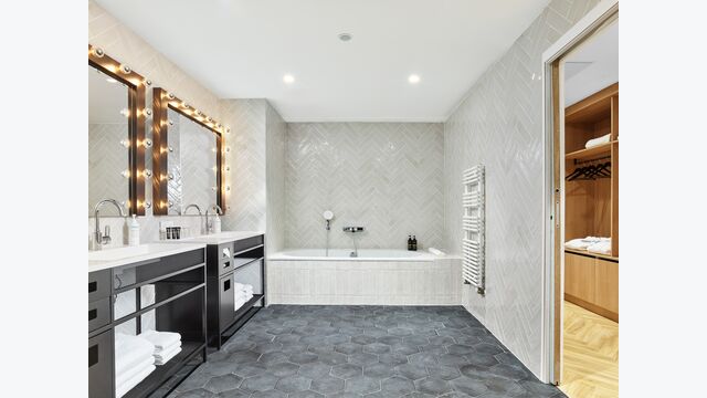 Das geräumige Bad der Präsidentensuite mit der Badewanne BetteStarlet und der Duschwanne BetteUltra.