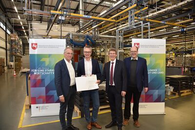 Nach einer Besichtigung der Fertigung von Stiebel Eltron in Holzminden erfolgte die Übergabe des Förderbescheids: Stefan Wenzel, Staatssekretär des deutschen Bundesministeriums für Wirtschaft und Energie, Kai Schiefelbein, Vorsitzender der Geschäftsführung Stiebel Eltron, Frank Doods, Staatssekretär des Wirtschaftsministeriums Hannover und Christian Meyer, niedersächsischer Minister für Umwelt, Energie und Klimaschutz (v.l.n.r.)