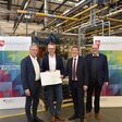 Nach einer Besichtigung der Fertigung von Stiebel Eltron in Holzminden erfolgte die Übergabe des Förderbescheids: Stefan Wenzel, Staatssekretär des deutschen Bundesministeriums für Wirtschaft und Energie, Kai Schiefelbein, Vorsitzender der Geschäftsführung Stiebel Eltron, Frank Doods, Staatssekretär des Wirtschaftsministeriums Hannover und Christian Meyer, niedersächsischer Minister für Umwelt, Energie und Klimaschutz (v.l.n.r.)