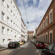 Das Wohnhaus in der Prechtlgasse (links) in Wien Alsergrund wurde 1900 erbaut. Nach einer umfassenden Sanierung punktet der Altbau mit neu gedämmter Fassade und Wärmepumpentechnologie von Vaillant.
