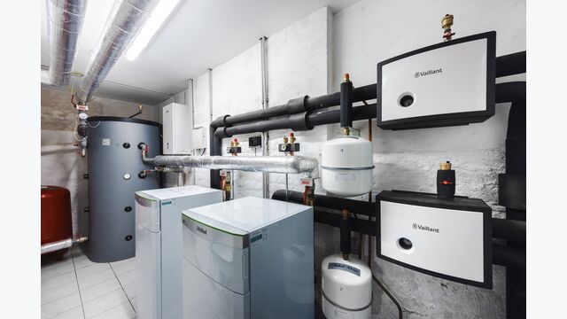Nach der Altbausanierung verfügt das Wohnhaus in der Prechtlgasse über ein neues Heizsystem, bestehend aus einer Vaillant Luft-Wärmepumpen-Kaskade. Für das Warmwasser wurden E-Boiler in den Wohneinheiten installiert, die mit Strom aus der PV-Anlage am Dach versorgt werden.