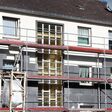 wärmedämmung, dämmung, dämmen, sanierung, energetisch, energetische sanierung, förderung, förderprogramm, förderprogramme, heizkosten, ersparnis, sparen, heizkostenersparnis, heizkosteneinsparung, einsparen, energiekosten, investition, investieren, isolieren, isolierung, außendämmung, dämmstoff, dämmstoffe, fassade, fassadendämmung, mehrfamilienhaus, wohnblock, 60er jahre, gebäude, immobilie, vermieter, bauarbeiten, baustelle, gerüst, baugerüst, gerüstbau, gerüstbauer, eingerüstet, mehrparteienhaus, mietshaus, mietwohnung, mietwohnungen, mieterhöhung, wohngebiet, wohngebäude, energiepaß, klimaschutz, finanzierung, dämmplatten, baustoffe