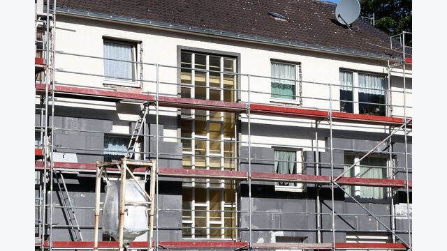 wärmedämmung, dämmung, dämmen, sanierung, energetisch, energetische sanierung, förderung, förderprogramm, förderprogramme, heizkosten, ersparnis, sparen, heizkostenersparnis, heizkosteneinsparung, einsparen, energiekosten, investition, investieren, isolieren, isolierung, außendämmung, dämmstoff, dämmstoffe, fassade, fassadendämmung, mehrfamilienhaus, wohnblock, 60er jahre, gebäude, immobilie, vermieter, bauarbeiten, baustelle, gerüst, baugerüst, gerüstbau, gerüstbauer, eingerüstet, mehrparteienhaus, mietshaus, mietwohnung, mietwohnungen, mieterhöhung, wohngebiet, wohngebäude, energiepaß, klimaschutz, finanzierung, dämmplatten, baustoffe
