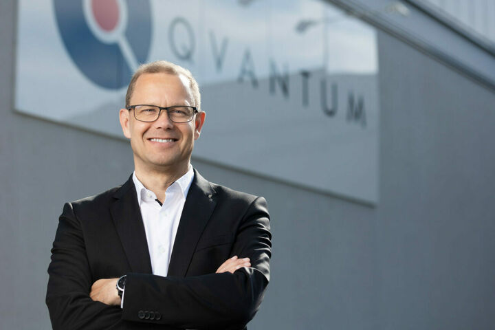 Frederik Rosenqvist, CEO von Qvantum Wärmepumpen, versammelt seit dem Start vor wenigen Jahren einige der besten Köpfe der europäischen Wärmepumpen-Szene hinter seiner Idee.