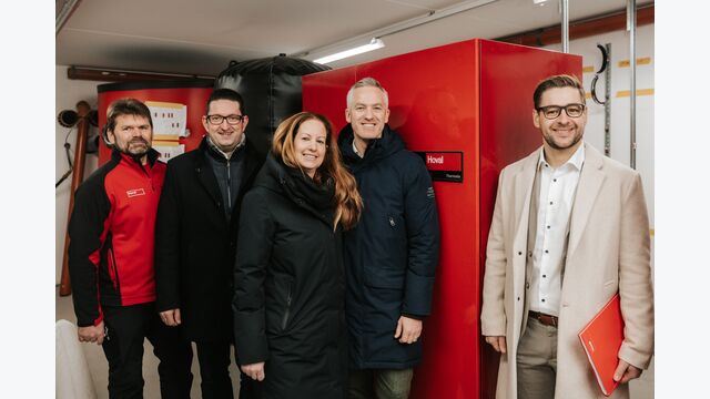 Hoval Kundendiensttechniker Peter Pilz, Hoval Projektmanager Rene Zobl, Bianca und Paul Kolarik und Thomas Braunstein, der technischer Projektleiter von Hoval (v.l.n.r.)