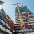 Lebhaft buntes Wohnhochhaus in der Wiener Dresdner Straße 90 – das europaweit erste Projekt, in dem die Geberit Silent-Pro SuperTube Technologie verbaut wurde.