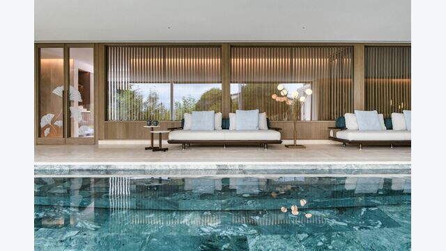 Ein Highlight des Hauses: der Spa-Bereich. Hier ist das zum Garten hin ausgerichtete Schwimmbecken zu sehen.