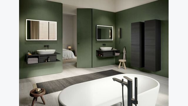 Das Zentrum des Badezimmers bildet die freistehende Badewanne D-Neo, von der aus der Blick auf den unkonventionell angeordneten Doppelwaschtisch fällt.