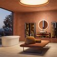 Den wohnlichen Wohlfühleffekt unterstützen die von Christian Werner entworfene Vitrium-Hochschränke mit getönten Scheiben und sanfter Beleuchtung. Das Sofa “Murtoli”, das Werner für Ligne Rose entwarf, wurde ursprünglich als Outdoor-Sofa konzipiert und ist daher für Feuchtigkeit ausgelegt.