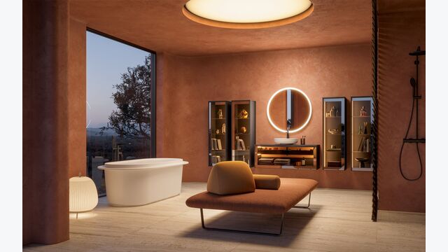 Den wohnlichen Wohlfühleffekt unterstützen die von Christian Werner entworfene Vitrium-Hochschränke mit getönten Scheiben und sanfter Beleuchtung. Das Sofa “Murtoli”, das Werner für Ligne Rose entwarf, wurde ursprünglich als Outdoor-Sofa konzipiert und ist daher für Feuchtigkeit ausgelegt.